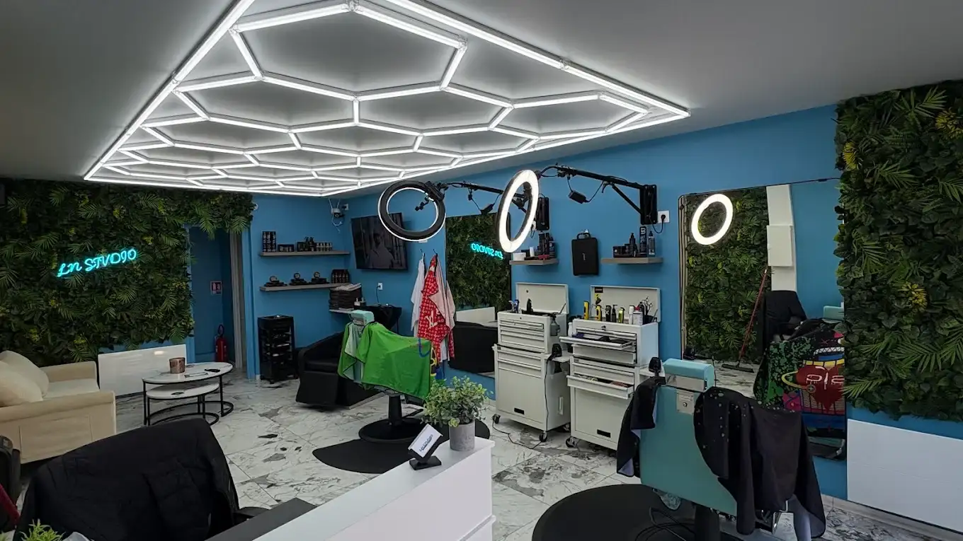 Intérieur du barber shop LN Stvdio à Quessoy, salon de coiffure homme 22120